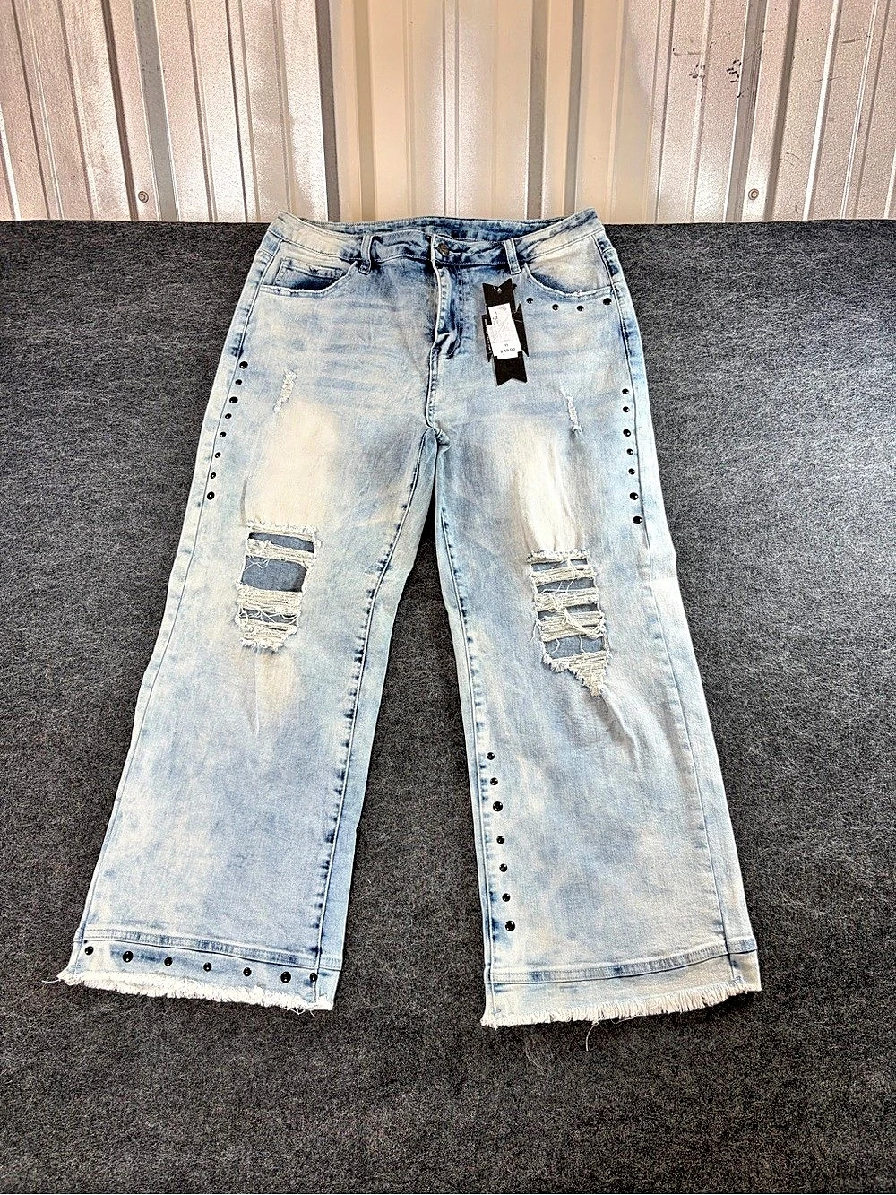 Crazy Train Women’s Studdly Distressed Light Wash Wide Leg Jeans Size 11/30 NWT